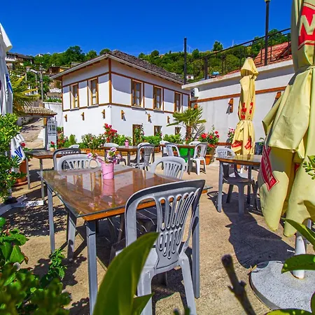 Bebej Tradicional מלון Gjirokastër