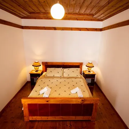 Bebej Tradicional מלון Gjirokastër